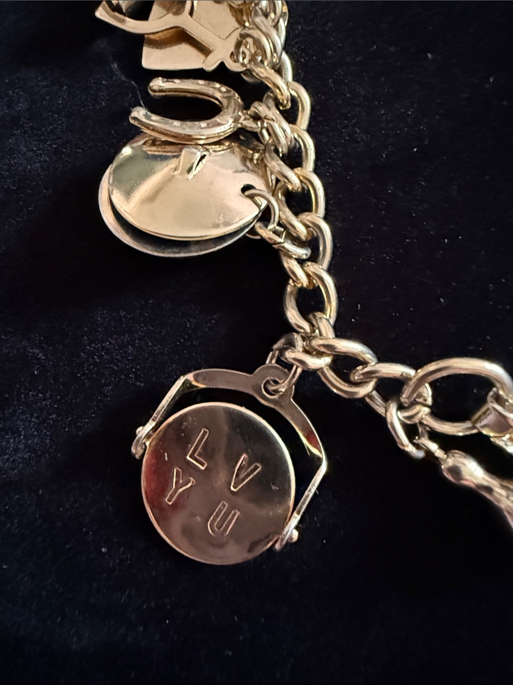 CORO excellent condition 18 Gold-Tone w/Charm Bracelet 1960’s collectible - Picture 7 of 16